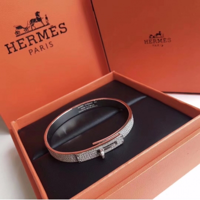 Hermes 愛馬仕 滿鑽皮帶扣手鐲 580顆高碳鑽 太考驗師傅的手藝了 要確保每顆鑽都鑲嵌好 高端定制 女神 都愛愛馬仕火爆 手鐲 1:1超精贊 各路女神 明星 同款 高端925純銀鍍金 k金質感，精工鑲嵌高碳鑽。