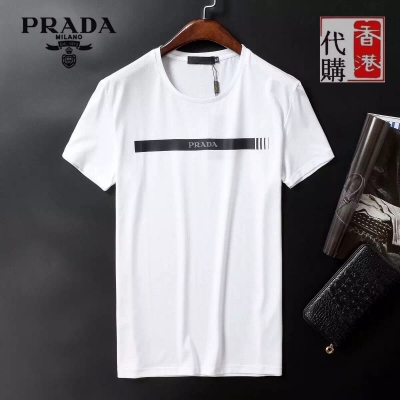 【PRADA】頂級雙絲光所有T裇中最頂級面料世界時尚頂級標杆男神必備色澤鮮豔手感滑爽極度舒適體驗全球頂尖設計無敵高品質這一生值得擁有陽光率性大氣秒殺全場。隨時隨地，都保持奢華高貴的特有的視覺質感.M-XXXL