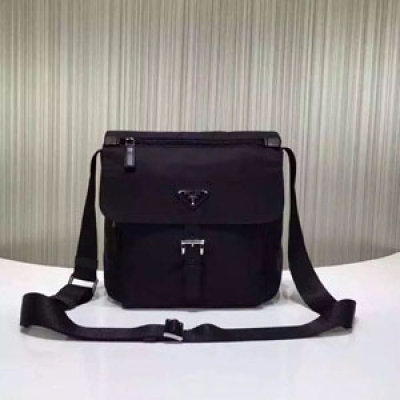 P家新款  Prada  BT8994【黑色】原版進口防水尼龍布 輕便實用 可調節式背帶，單肩斜挎均可 209代工， 義大利制標！尺寸：23x10x25cm