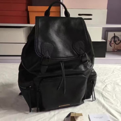 Burberry專櫃秋冬最新款The Rucksack 大號軍旅背包40154881 全進口小牛皮軍旅背包 配黑色啞光五金。31.5*14*38cm