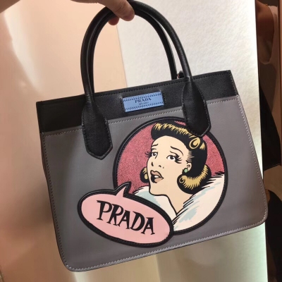 Prada普拉達新款首發 原單品質 Prada 2018春夏新款 Prada Dual 1BA178小牛皮手袋 義大利進口超質感小牛皮 漫畫圖案拼貼 麂皮襯裡 配有可拆式小皮包 採用進口設備  線路均有清晰 歐洲正品同步