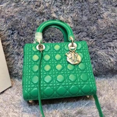 Lady Dior    5格羊皮   金銀扣出貨了   實物拍攝尺寸：25x20x11cm