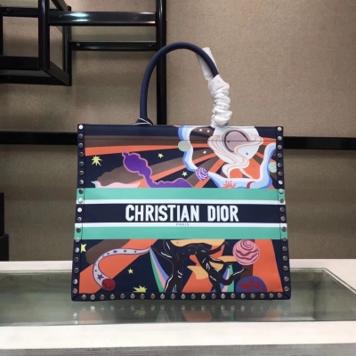 迪奧Dior Book Tote絲絨小牛皮細工鑲嵌“風”元素圖案手提包，飾以鉚釘，點綴手繪細節，肩背與手提兩用，尺寸：41.5*32*5