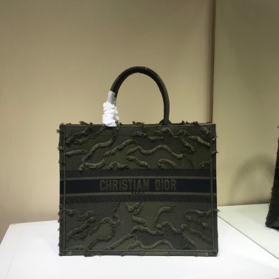 Dior迪奧 Book Tote 時尚易逝 經典永存 Dior 高級 定制系列 刺繡帆布手提包 創造經典 演繹時尚 肩背與手提兩用 尺寸：41.5 cm