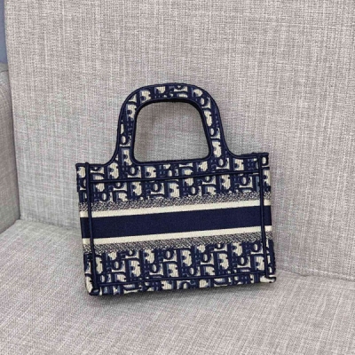 Dior迪奧 book tote 自從換了設計師後 Dior 可以說跟開了掛一樣 尤其老花元素再現.讓人無法自拔 定位刺繡. 紗線顏色定染 刺繡機拍版繡花.密度和針距多次校準 達到效果 難度係數極其高 稍後一點不甚 .整