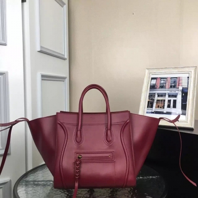 CELINE 神級做工 Phantom蝙蝠包時尚界經久不衰的經典元素翅膀展現出的氣場時髦感 震撼氣場讓人無法磨滅的印記追求每一個細節差距 揮灑青春的個性 無需猶豫 size30*25*29