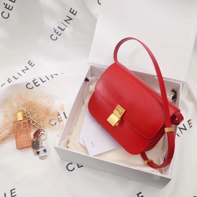 原單 Celine classic box 24cm 豆腐包 全新頂級手抓紋 材質特性無法阻擋 要的就是正品品質 專櫃驗貨效果 原廠內配小羊皮 注意底部與側邊暗槽位置做工非常工整完美 2017新版雙彈環  純手工水墨油邊