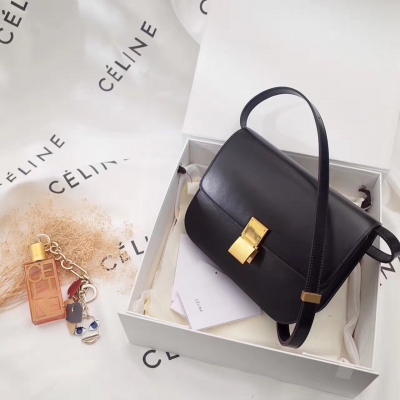 原單 Celine classic box 24cm 豆腐包 全新頂級手抓紋 材質特性無法阻擋 要的就是正品品質 專櫃驗貨效果 原廠內配小羊皮 注意底部與側邊暗槽位置做工非常工整完美 2017新版雙彈環  純手工水墨油邊