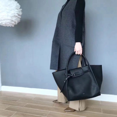 CELINE BIG BAG 2018秋冬新款大包 外觀有些取代了之前的蝙蝠包。對比起之前的大蝙蝠皮更柔軟。包更輕 背上身走路都帶風超級有範 尺寸：32—32—29CM