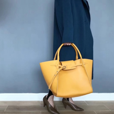 CELINE BIG BAG 2018秋冬新款大包 外觀有些取代了之前的蝙蝠包。對比起之前的大蝙蝠皮更柔軟。包更輕 背上身走路都帶風超級有範 尺寸：32—32—29CM