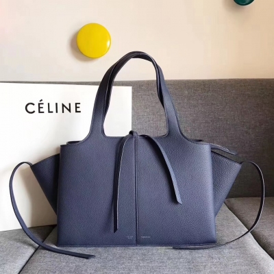 CELINE TRI-FOLD 最新烏賊包全新登場，和囧臉包相似的標誌性倒T型設計、原單級別，內外全皮！小尺寸：32-12-23cm / 大尺寸：37-11-26cm 型號：7766.7767 平紋淺王拼羊猄