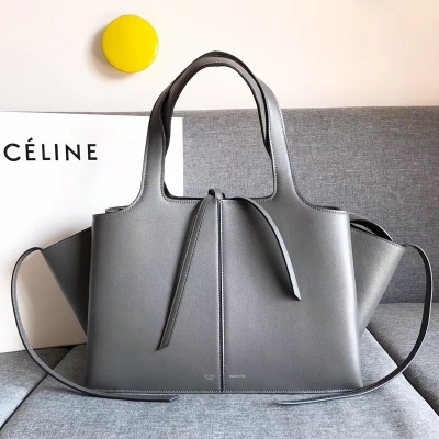 CELINE TRI-FOLD 最新烏賊包全新登場，和囧臉包相似的標誌性倒T型設計、原單級別，內外全皮，再度來襲，給你一個再次買包的理由！ 小尺寸：32-12-23cm/ 大尺寸：37-11-26cm