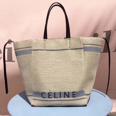 CELINE CABAS PHANTOM 沙灘包 心心念念終於出貨 現貨 明星網紅都在用 布料專門原版定制難度非常高 這種款型的包很能裝，比較耐用。相比于皮質包包，用的時候少了很多顧慮，即使是重物也捨得扔進去。這種材質看