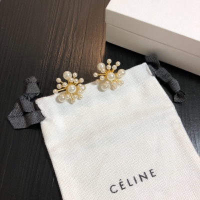 CELINE耳釘正品春夏新品 正品黃銅底材搭配各種日常和約會造型，隨性又經典 美美小仙女推薦自留