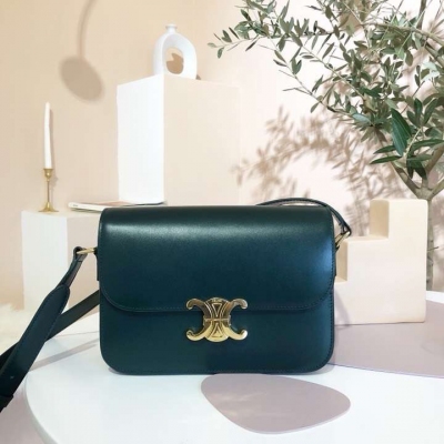 Celine byhedi新品系列Triomphe box皮 手抓紋 內裏羊皮。太美了 這款包充滿了復古感。Logo是巴黎凱旋門的鐵鏈為靈感。倒雙C字蝴蝶黃銅鎖扣，復古味十足。可肩背或斜挎，內側拉鏈口袋和扁平口袋， 調節