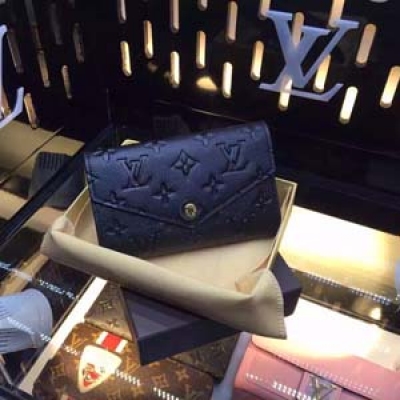 精美的 Monogram Empreinte 皮革使 Curieuse 短款錢夾顯得如此的與眾不同。 它採用了輕薄的信封造型，裡面有大量的隔層，兼具實用與優雅。 按鈕開合， 垂蓋下有1個貼袋1個壓紋拉鍊零錢袋，4 個信用