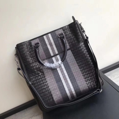 BV Bottega Veneta429042豎款手提包釆用原廠胎牛皮打破常規做法大膽探索拼色與不同繡線勾出不同時尚潮流，章顯蝶家奢華大氣又不失年輕時尚你值得擁有33X36X6專櫃同步