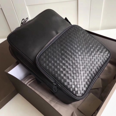 BV Bottega Veneta493805雙肩包 採用當代時尚的方形設計，輕盈和實用兼備，原廠胎牛皮訂制配以intrecciato編織正面袋，棉質襯裡內部，帶有一個寬敞的加襯隔層可以用於存放電腦或者ipad。尺寸高3