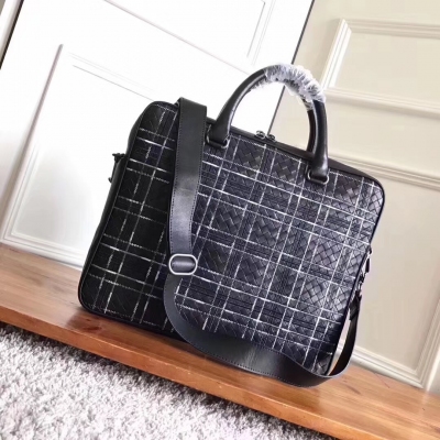 BV BOTTEGA VENETA 481087胎牛皮公事包，精美的Metropolis刺繡靈感源自對夜晚城市的鳥瞰，採用交織皮革和淺色線在標誌性的intrecciato編織上精心打造。可以手提或連接可調節肩帶。尺寸37