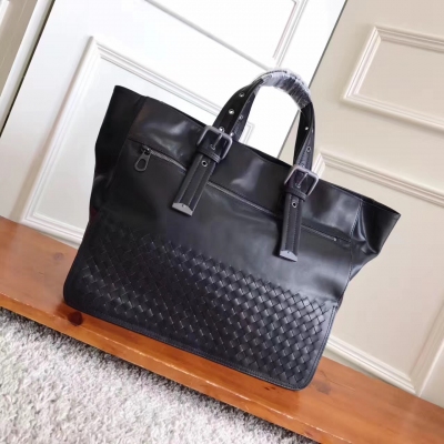 BV BOTTEGA VENETA 440241秋冬新款上市啦此款輕盈的胎牛皮購物袋採用頗具結構感的長方形造型設計，配有撞色手繪走邊和編織細節，彰顯獨特魅力。造型空間充裕，可以使用特殊設計的平頂提手攜帶，極致柔軟，抓握舒