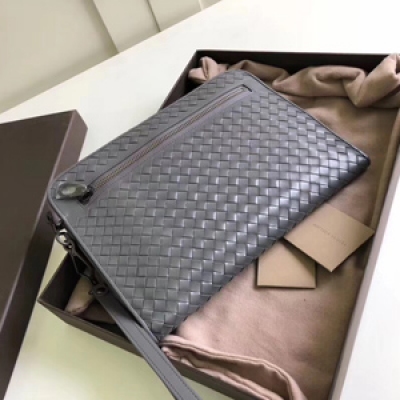 BV Bottega Veneta493190最新多功能性手包上市啦，裡外一致釆用胎牛訂制，隔層帶有摁扣存放ipad絕不馬虎一對一複製有蝴蝶標誌的五金拉鍊頭，非市場貨哦尺寸28x20