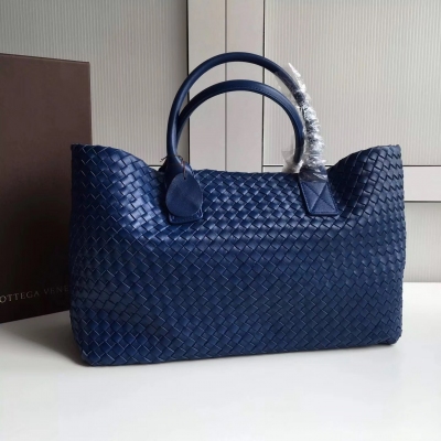 BV Bottega Veneta 5211bv雙層綿羊皮幻彩編織菜籃包 內有小包一個 此款官方稱為購物袋shopping bag 很高檔大氣上檔次的一款 尺寸 40*28*16