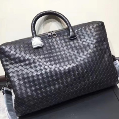 BV Bottega Veneta 354386新款男士手提公事包 配肩帶 義大利訂制胎牛皮，奢華純手工無縫編織， 槍色鎢鋼五金配件，低調實用 皮質越用越油亮！ 40x27x7