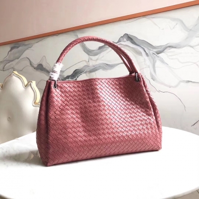 BV Bottega Veneta 9454 採用頂級羊皮 純手工編織 綿密有序 內裡豬皮 編織強烈的立體感 上手十分有份量 獨特氣場可不是每款包都能做到 size35*26*15