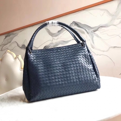 BV Bottega Veneta 9454 採用頂級羊皮 純手工編織 綿密有序 內裡豬皮 編織強烈的立體感 上手十分有份量 獨特氣場可不是每款包都能做到 size35*26*15