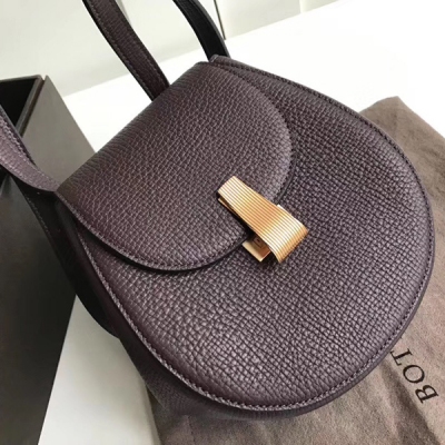 BV BOTTEGA VENETA 小腰包 有點old celine的小box既視感 但是又有不一樣的味道 這個可以斜挎 單肩 系在腰上當腰包超級帥 容量也很nice iphone max 剛剛好能放 完了這是要入坑的節