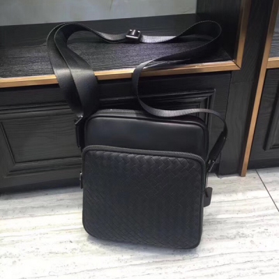 BV BOTTEGA VENETA 新品 男士打蠟牛皮雙拉斜挎包 進口打蠟牛皮 純手工編織 細節做工完美打造 肩帶長短可調節 尺寸:24cm-27cm