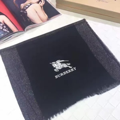 BURBERRY新晉標誌性銀絲 專屬品牌腔調.NEW 同步專櫃，真心美爆了的設計 實物很美好.輕鬆穿過絲巾扣，獨家高端品質 輕薄的感覺非常舒適.夏天旅遊空調房必須來條.冬天更美.手慢無 80*200羊絨加銀絲長巾 配原