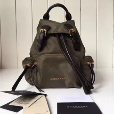 Burberry專櫃 The Rucksack 軍旅背包。小號40197691。採用柔韌的防水尼龍布料拼接牛皮搭配。既輕便又實用。20*8*26.5cm