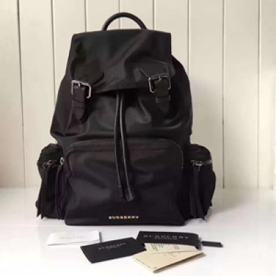 Burberry專櫃 The Rucksack 男士軍旅背包。大號40154791。 採用柔韌的防水尼龍布料拼接牛皮搭配。既輕便又實用。 旅行首選哦 需要注意的是男款是槍色五金、背帶不帶鏈條的哦。31.5*14*38cm