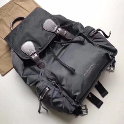 Burberry專櫃 The Rucksack 軍旅背包。大號40148781 。採用柔韌的防水尼龍布料拼接牛皮搭配。既輕便又實用。 旅行首選哦 31.5*14*38cm