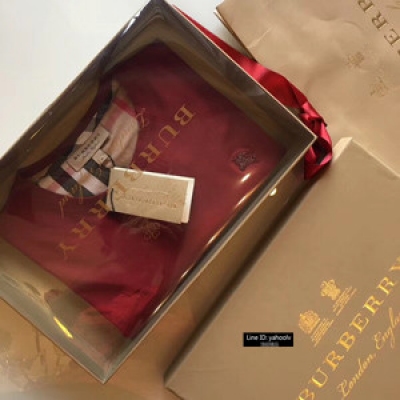 Burberry巴寶莉2018新款男士圓領鐵標T恤衫出貨。原版高品質冰瓷棉100%純棉打造，質感柔軟細膩舒適，款式經典，與時俱進，從不落後於人，做工精細，胸口鐵標logo顯眼奪目，出門超吸睛，上身超贊。黑 白 寶藍 深