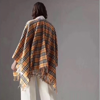 Burberry巴寶莉圍巾 柔軟流蘇裝飾披肩，Vintage 復古格紋源自 1960 年代 Burberry 時尚檔案庫中保存的一小塊面料樣品。羊絨與美利奴羊毛精紡面料，產自位於蘇格蘭郊外的一家擁有 200 年悠久歷史