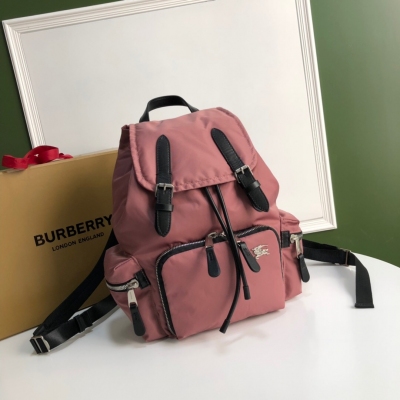 Burberry巴寶莉 經典牛皮邊飾軍旅背包，以品牌典藏的軍風包款為原型。選用防滲雨填充尼龍材質，點綴馬術騎士金屬圖案，煥新設計。尺寸：22 x 14 x 33cm