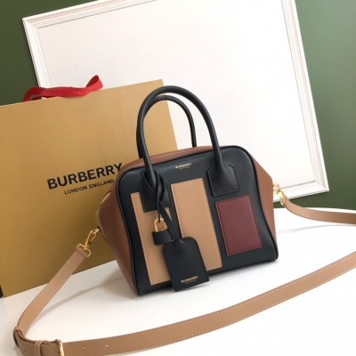 Burberry巴寶莉 時裝秀款保齡球包「Cube - 立方包」，煥新精選光滑的義大利鞣制皮革打造，裝飾時裝秀款圖案，包括來自莎士比亞「理查二世」的經典名句，搭配頂部軋製提柄與可拆式肩背帶。34 x 19 x 21cm