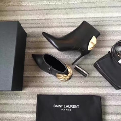 YSL 秋冬新款 進口絲光羊猄 面料絲滑波動 質感細膩 楦型挺拔立體 看似簡單 卻越是需要有難度係數的工藝 其身獨到的一種禦姐范 點綴一朵蝴蝶結中和氣質 好感度瞬間爆表！綿羊皮內裡柔軟舒適 搭配鏡面高光大底 足夠高檔！