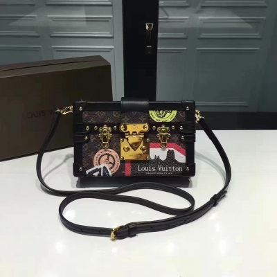 原單 LV Petite Malle手袋將路易威登的工藝與大膽、前衛的風格完美融合。傳承了在箱包製作方面的非凡工藝，更是配有世界旅行家 Albert Kahn 的十字架標誌裝飾。該包經典而別致，是全天候包款的完美之選！