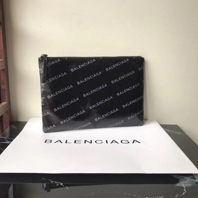 Balenciaga巴黎世家 新品Newest arrived 最新Logo字母手拿包 現貨熱賣！獨家首發亮相，義大利進口羊皮 尺寸34＊23cm 371黑色