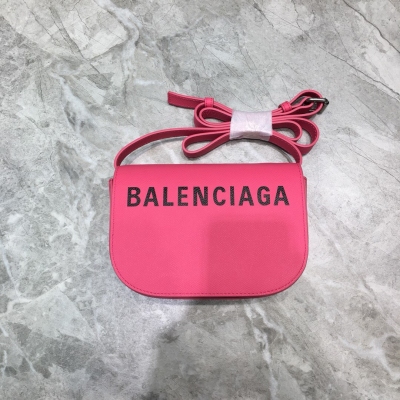 Balenciaga巴黎世家 VILLE DAY 巴黎世家豆腐包 2018秋冬牛皮LOGO字母印花翻蓋單肩斜挎包 流行元素字母 主體材質：頭層牛皮 尺寸 19*5*13