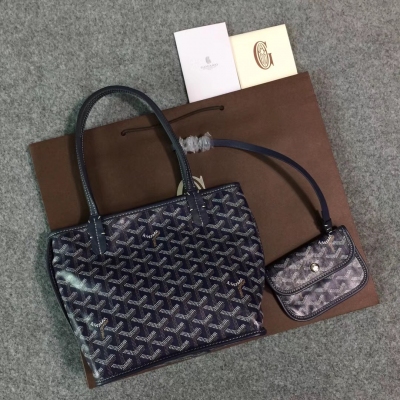 GOYARD（戈雅）成立於1853年，已超過150年的歷史，面料以麻，棉及大麻纖維混合織成後再塗上光面的樹膠醛醣，防水，結實，耐用，備受明星，王室，貴族的熱捧 迷你新款購物袋出貨嘍，現貨有做11個顏色，正品購入打造，絕對