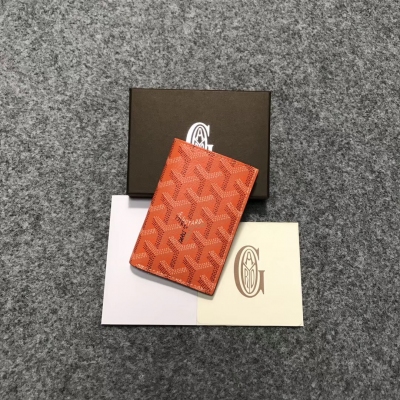 Goyard（戈雅）成立於1853年，已超過150年的歷史，面料以麻，棉及大麻纖維混合織成後再塗上光面的樹膠醛醣，防水，結實，耐用，備受明星，王室，貴族的熱捧 新款兩折卡包又是一個小錢包來的特別實用11個顏色都岀齊了