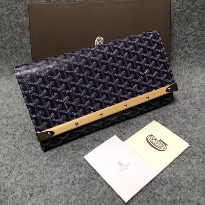 Goyard（戈雅）成立於1853年，已超過150年的歷史，面料以麻，棉及大麻纖維混合織成後再塗上光面的樹膠醛醣 新款MOnte-Carlo手拿包出貨嘍，點晴木制裝飾和始終如一翻蓋款，翻蓋上的櫸木條和柳釘裝飾更巨有獨特性