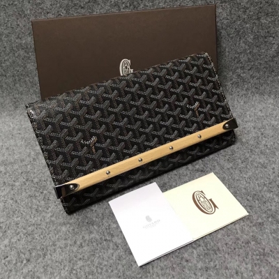 Goyard（戈雅）成立於1853年，已超過150年的歷史，面料以麻，棉及大麻纖維混合織成後再塗上光面的樹膠醛醣 新款MOnte-Carlo手拿包出貨嘍，點晴木制裝飾和始終如一翻蓋款，翻蓋上的櫸木條和柳釘裝飾更巨有獨特性