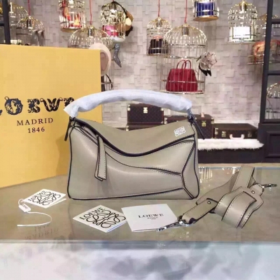 回貨拉Loewe Puzzle幾何拼圖款左岸瀟同款   採用進口西班牙小牛皮（皮質軟及綿感超[強][強]情侶款哦 皮料精確切割使它可自然折疊可手提可斜背（多種用法）長肩帶可拆卸   紡織內襯   撞色邊油 Size :2