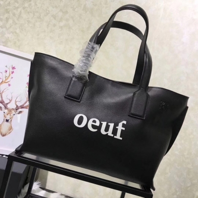 Loewe羅意威 T Shopper OeUf Large bag 系列購物袋出貨拉 採用進口小牛皮 純手工打造 極具突破性的印花字樣 鹿皮內襯 手繪的邊緣 磁體閉合開關 乾淨尖銳的輪廓完美裝載了所有日常必需品 用簡單o