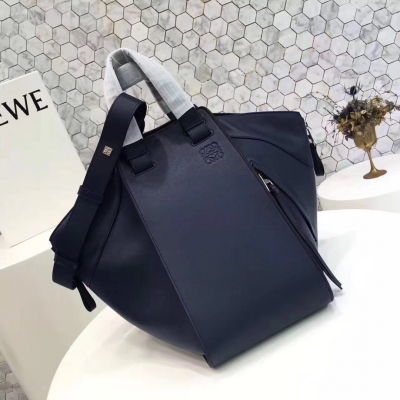 Loewe羅意威 新款 Hammock Bag 進口原版小牛皮 內置小零錢包，實用性超強，兩側折疊拉鍊，外部拉鍊口袋，內配置可自由拆卸的拉鍊口袋，6種背法，手挽，肩帶，可以調節斜背，大號尺寸：35cm / 小號尺寸：29